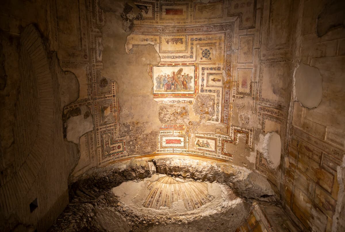 La mostra “Raffaello e la Domus Aurea. L’invenzione delle grottesche” celebra i 500 anni dalla nascita di Raffaello Sanzio e il nuovo ingresso della Domus Aurea.