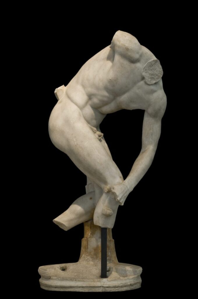 LA-SCULTURA-GRECA_Discobolo-di-Castel-Porziano-717x1080
