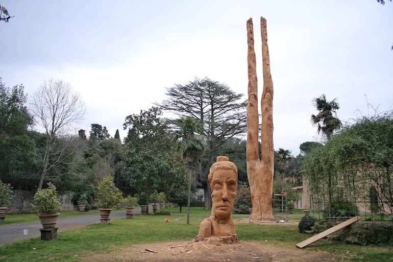 Andrea Gandini: the street artist that turns tree trunks into art
