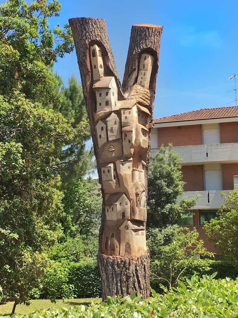 Andrea Gandini: the street artist that turns tree trunks into art