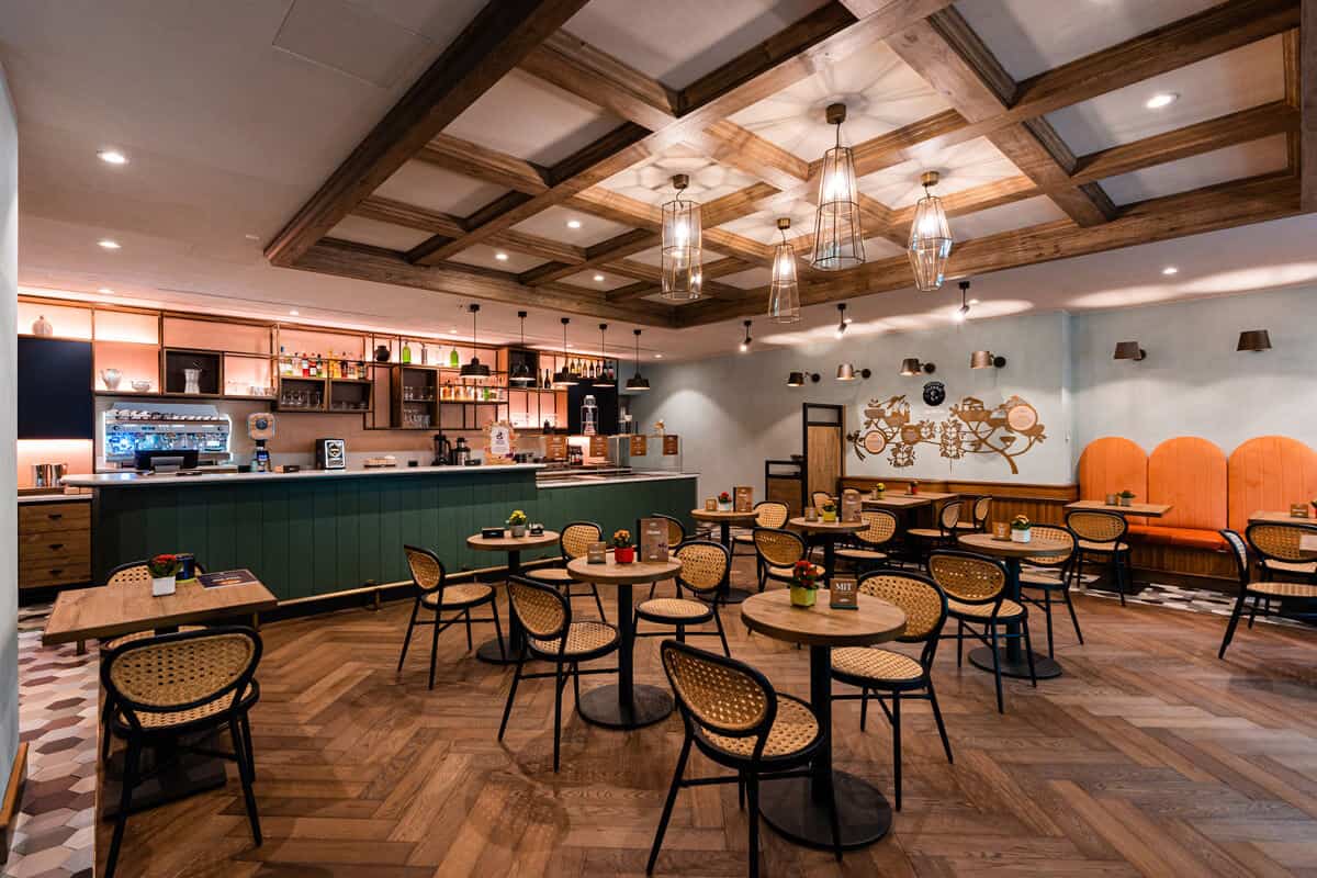 MiT by DoubleTree Hilton is the new spot for coffee lovers in Monti: with a brewery, a partnership with Lavazza. and their own chef preparing light meals.