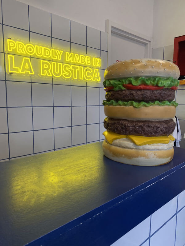 Cheebo: smashburgers e comfort food contemporaneo nel quartiere Est di Roma