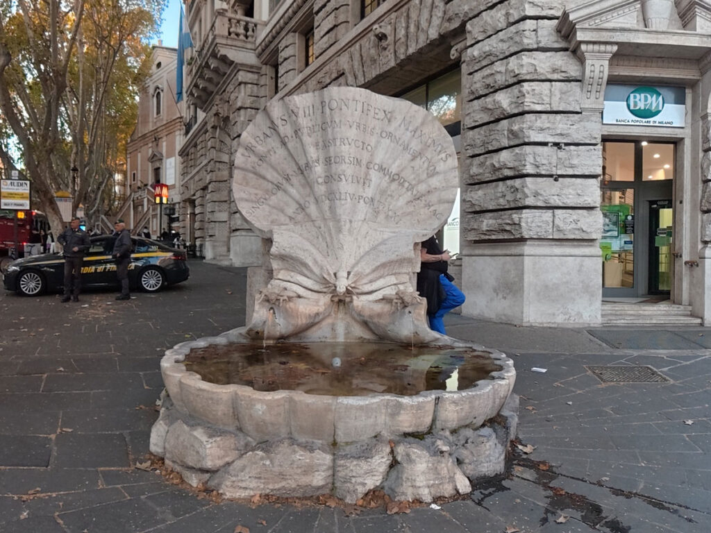 fontana-delle-api-piazza-barberini-via-veneto-roma