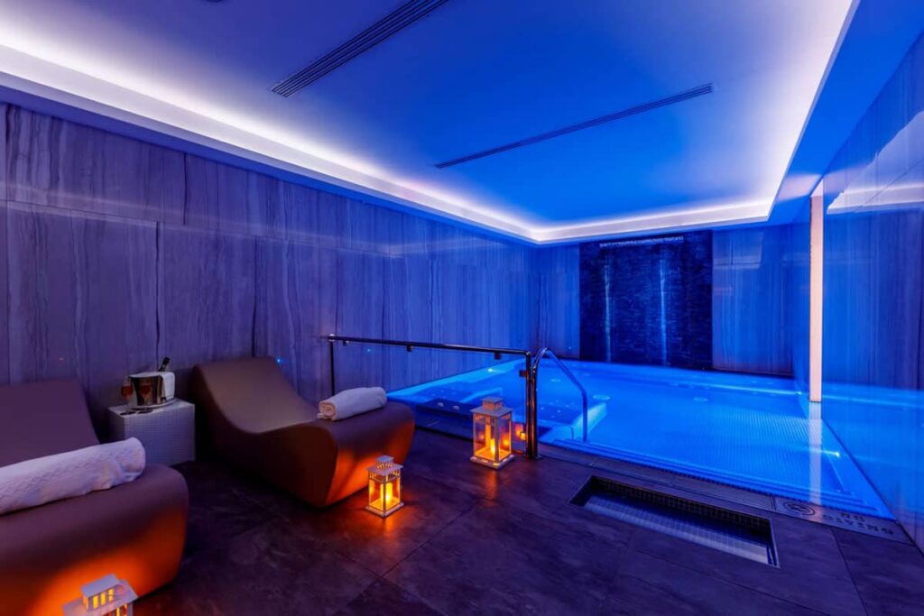 le-caveau-by-gilli-spa--inside-pool