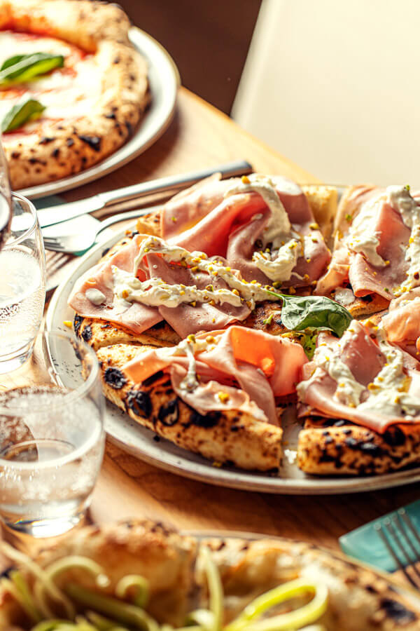 Montebello: Dove trovare un'ottima pizza e un barbecue di qualità a Roma