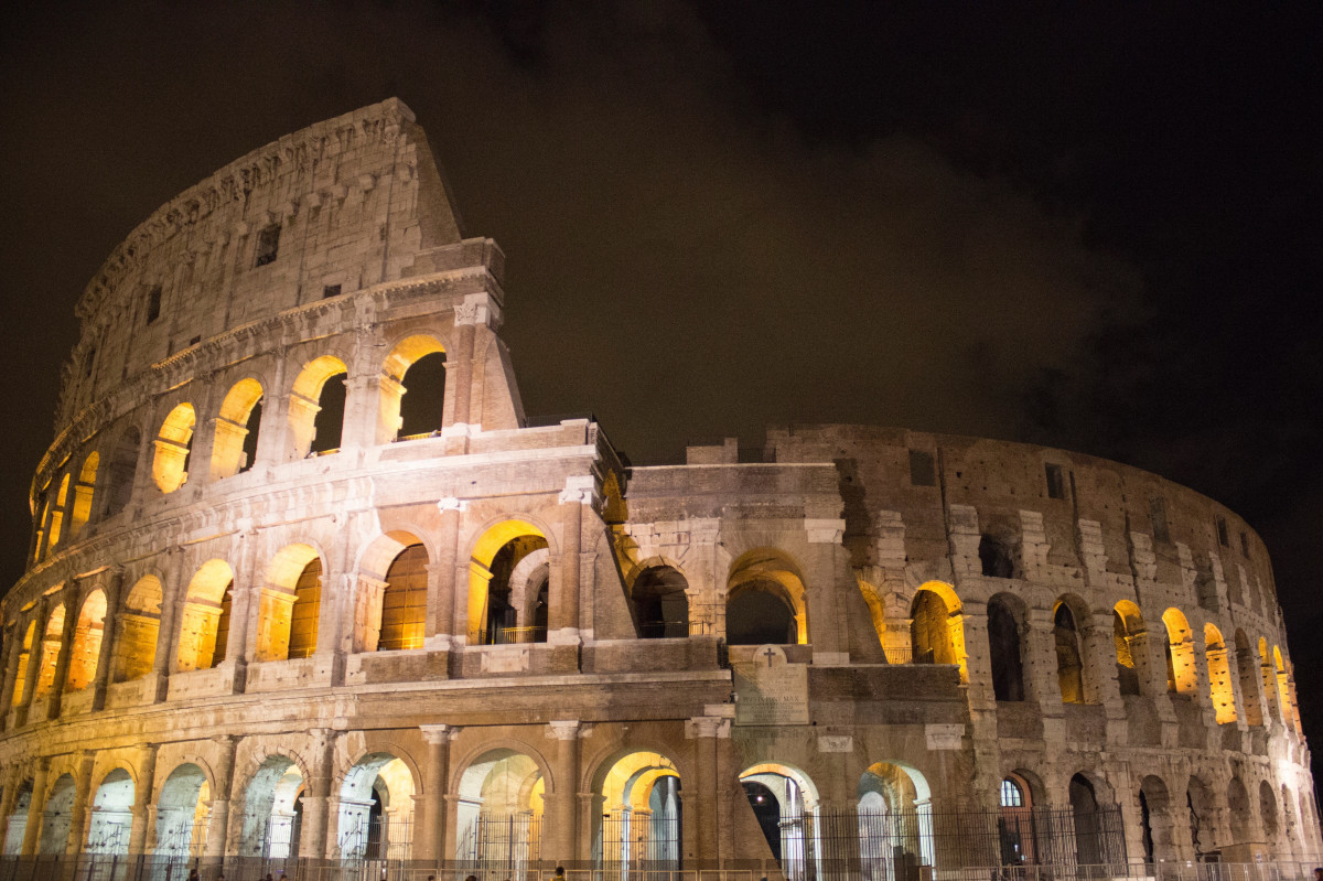 architettura, notte, costruzione, vecchio, città, pietra, monumento, turista, viaggio, Europa, antico, punto di riferimento, Italia, storico, rovinare, turismo, colosseo, acceso, capitale, Roma, tempio, romano, cultura, storia, europeo, famoso, storico, italiano, antica Roma, storia antica, insediamento umano, Immagini Belle In PxHere